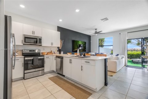 Adosado en venta en Hialeah, Florida, 3 dormitorios, 131.18 m2 № 1935740 - foto 7