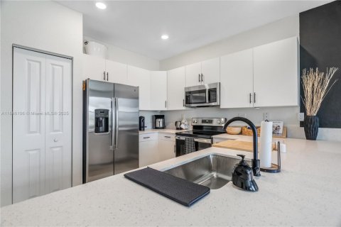Touwnhouse à vendre à Hialeah, Floride: 3 chambres, 131.18 m2 № 1935740 - photo 6