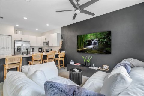 Adosado en venta en Hialeah, Florida, 3 dormitorios, 131.18 m2 № 1935740 - foto 3
