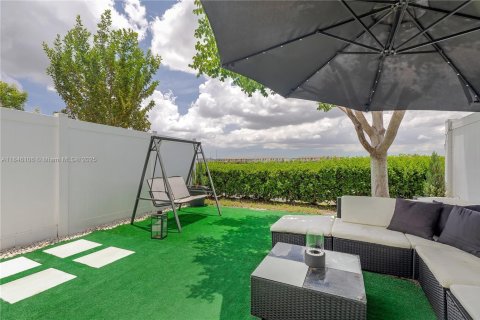 Adosado en venta en Hialeah, Florida, 3 dormitorios, 131.18 m2 № 1935740 - foto 20