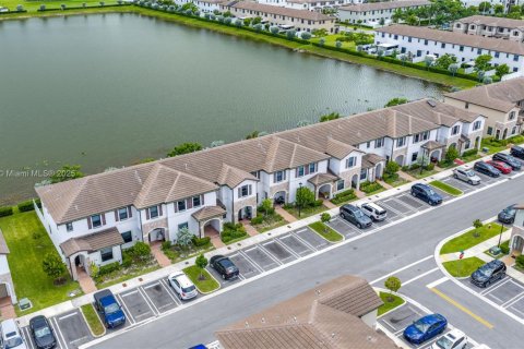 Adosado en venta en Hialeah, Florida, 3 dormitorios, 131.18 m2 № 1935740 - foto 27