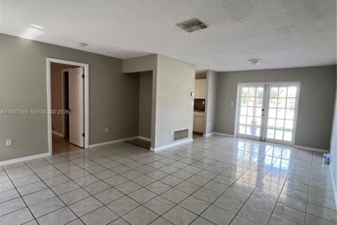 House in Miami, Florida 3 bedrooms, 126.07 sq.m. № 2046618 - photo 3