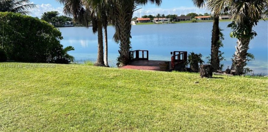 House in Miami, Florida 3 bedrooms, 126.07 sq.m. № 2046618