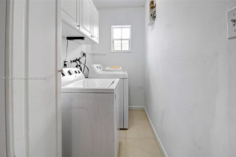 Villa ou maison à vendre à Miami, Floride: 3 chambres, 164.99 m2 № 1922664 - photo 28