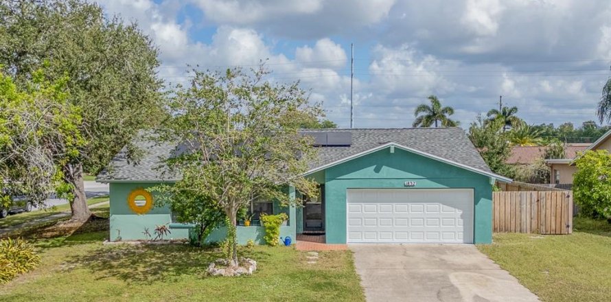 House in Clearwater, Florida 3 bedrooms, 135.36 sq.m. № 1899552