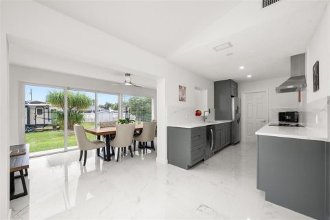 House in Sebring, Florida 2 bedrooms, 92.9 sq.m. № 2204794 - photo 7