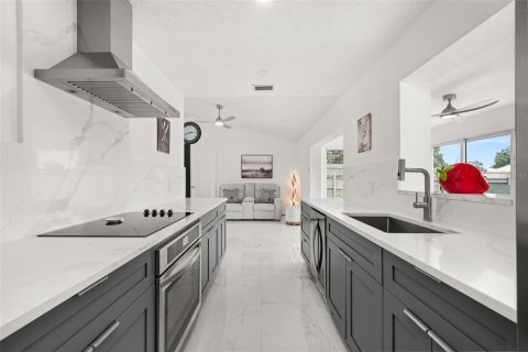 House in Sebring, Florida 2 bedrooms, 92.9 sq.m. № 2204794 - photo 3