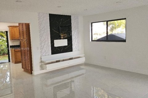 House in Cutler Bay, Florida 3 bedrooms, 153.29 sq.m. № 2032425 - photo 5