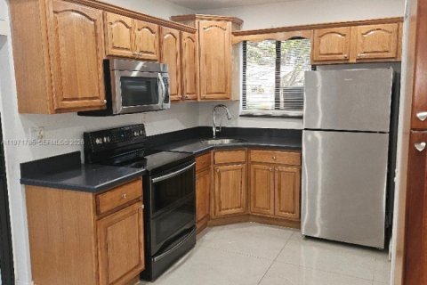 House in Cutler Bay, Florida 3 bedrooms, 153.29 sq.m. № 2032425 - photo 3