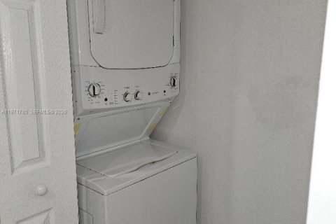 House in Cutler Bay, Florida 3 bedrooms, 153.29 sq.m. № 2032425 - photo 13