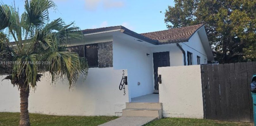 House in Cutler Bay, Florida 3 bedrooms, 153.29 sq.m. № 2032425