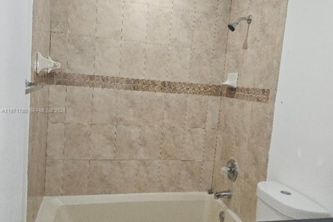 House in Cutler Bay, Florida 3 bedrooms, 153.29 sq.m. № 2032425 - photo 11