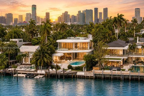 House in Miami Beach, Florida 6 bedrooms, 644.93 sq.m. № 2366161