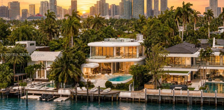 House in Miami Beach, Florida 6 bedrooms, 644.93 sq.m. № 2366161