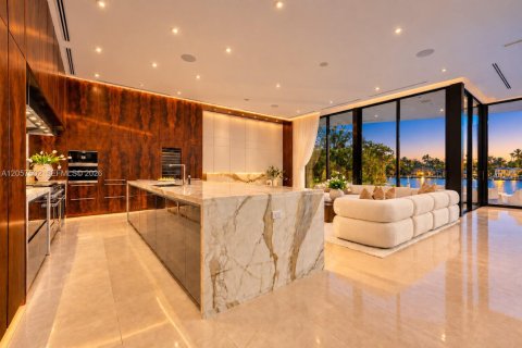 House in Miami Beach, Florida 6 bedrooms, 644.93 sq.m. № 2366161 - photo 5