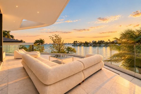 House in Miami Beach, Florida 6 bedrooms, 644.93 sq.m. № 2366161 - photo 12