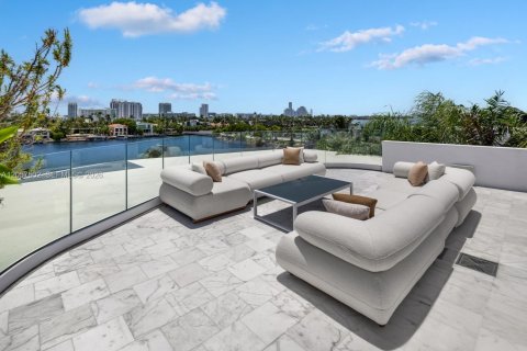 House in Miami Beach, Florida 6 bedrooms, 644.93 sq.m. № 2366161 - photo 29