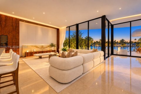 House in Miami Beach, Florida 6 bedrooms, 644.93 sq.m. № 2366161 - photo 2