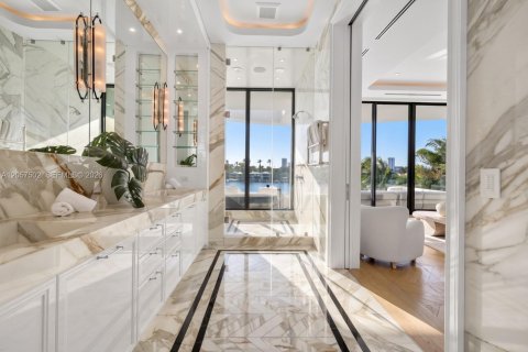 House in Miami Beach, Florida 6 bedrooms, 644.93 sq.m. № 2366161 - photo 15