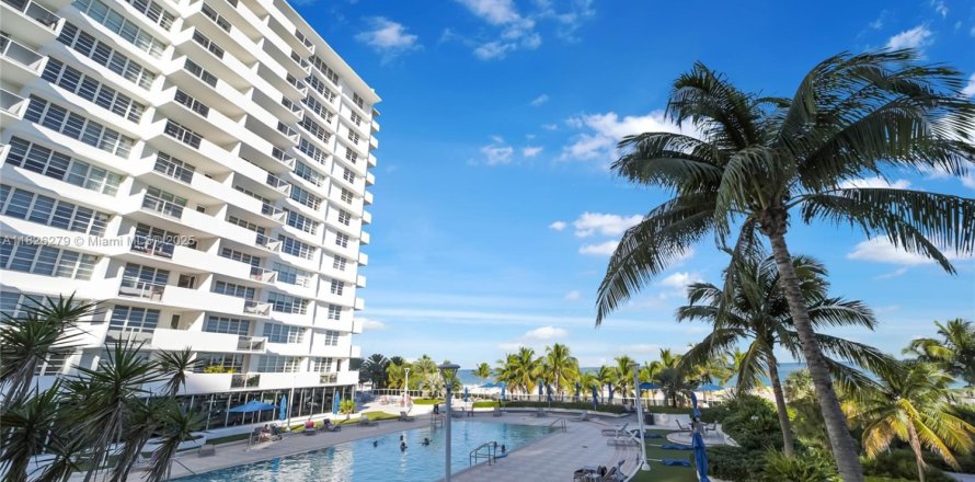 Estudio en el Condominio en Miami Beach, Florida  № 1938272