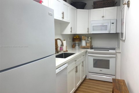 Condominio en alquiler en Miami Beach, Florida, 46.45 m2 № 1938272 - foto 8