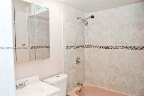 Condo in Hallandale Beach, Florida, 2 bedrooms  № 1874987 - photo 6