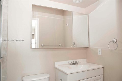 Condo in Hallandale Beach, Florida, 2 bedrooms  № 1874987 - photo 7