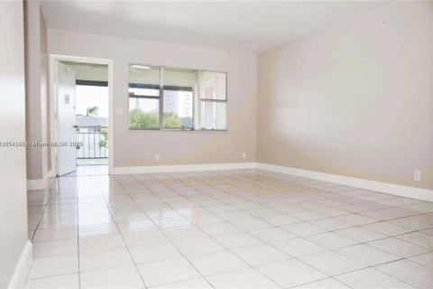 Condo in Hallandale Beach, Florida, 2 bedrooms  № 1874987 - photo 5