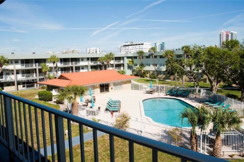 Condo in Hallandale Beach, Florida, 2 bedrooms  № 1874987 - photo 15