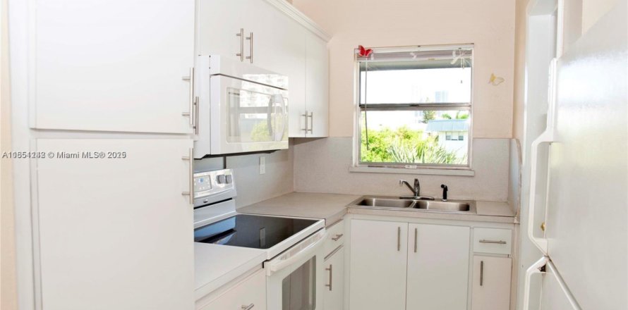 Condo in Hallandale Beach, Florida, 2 bedrooms № 1874987