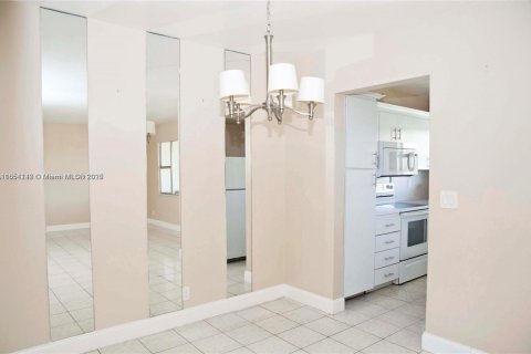 Condo in Hallandale Beach, Florida, 2 bedrooms  № 1874987 - photo 12