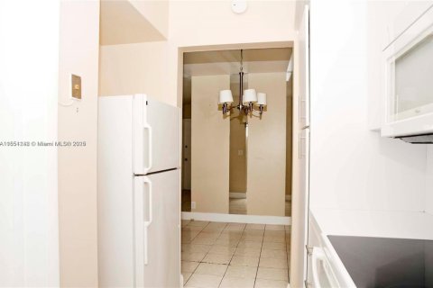 Condo in Hallandale Beach, Florida, 2 bedrooms  № 1874987 - photo 3