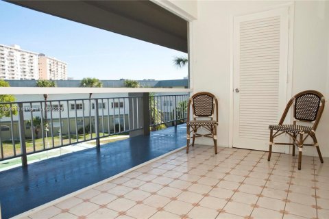 Condo in Hallandale Beach, Florida, 2 bedrooms  № 1874987 - photo 14