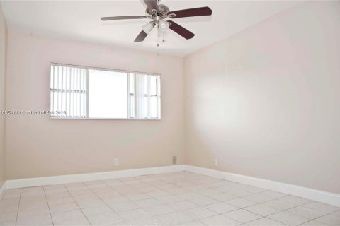 Condo in Hallandale Beach, Florida, 2 bedrooms  № 1874987 - photo 11