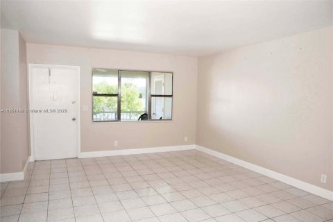 Condo in Hallandale Beach, Florida, 2 bedrooms  № 1874987 - photo 4