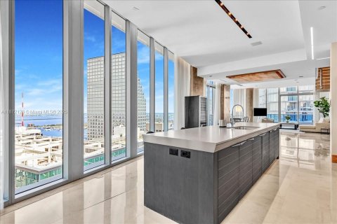 Condominio en venta en Miami, Florida, 4 dormitorios, 400.41 m2 № 1923545 - foto 12