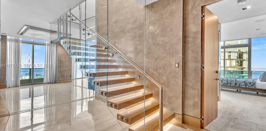 Condo in Miami, Florida, 4 bedrooms № 1923545