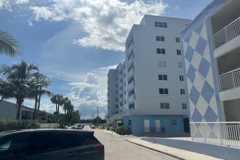 Condominio en venta en Hollywood, Florida, 1 dormitorio, 69.68 m2 № 1960029 - foto 20