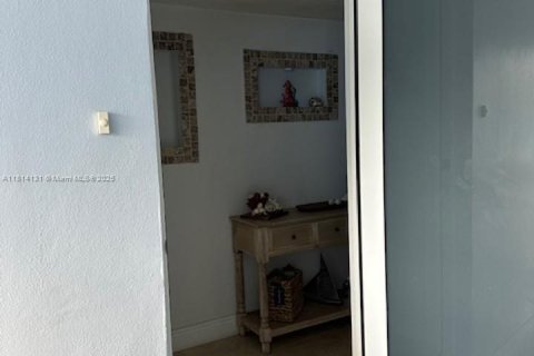 Condominio en venta en Hollywood, Florida, 1 dormitorio, 69.68 m2 № 1960029 - foto 2