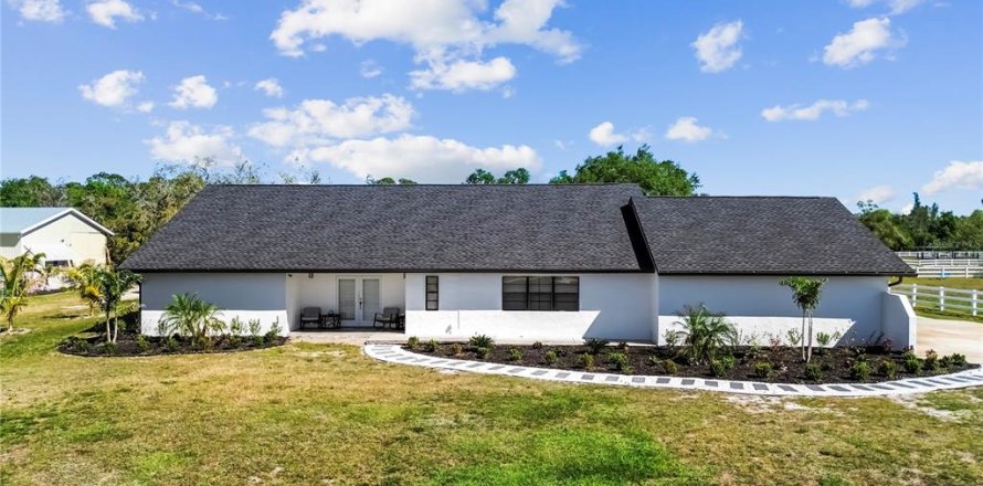 House in Bradenton, Florida 5 bedrooms, 278.8 sq.m. № 1591942
