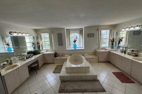 Villa ou maison à vendre à Miramar, Floride: 5 chambres, 362.41 m2 № 2175515 - photo 6