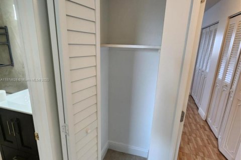 Condo in Dania Beach, Florida, 2 bedrooms  № 2061435 - photo 23