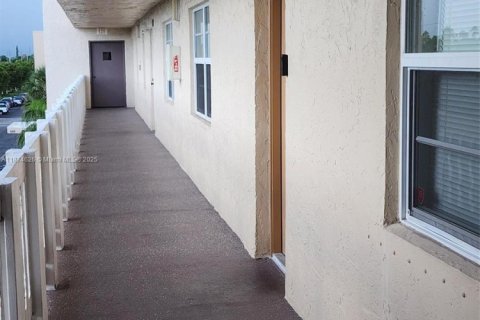 Condo in Dania Beach, Florida, 2 bedrooms  № 2061435 - photo 2