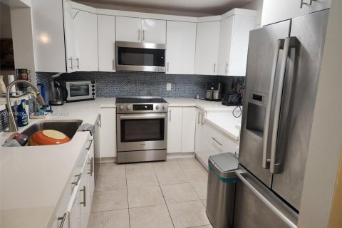 Condo in Dania Beach, Florida, 2 bedrooms  № 2061435 - photo 3