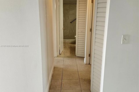 Condo in Dania Beach, Florida, 2 bedrooms  № 2061435 - photo 25