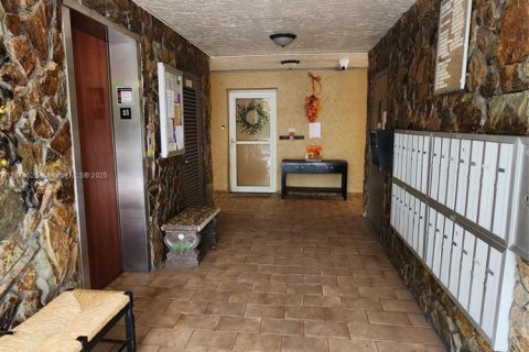 Condo in Dania Beach, Florida, 2 bedrooms  № 2061435 - photo 29