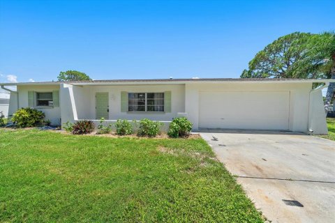 House in Venice, Florida 3 bedrooms, 147.16 sq.m. № 2302488