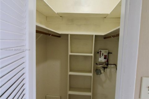 Снять в аренду квартиру в Майами, Флорида 1 спальня, 1355.07м2, № 2050858 - фото 16