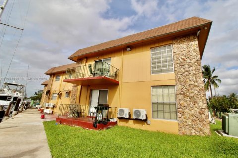 Снять в аренду квартиру в Майами, Флорида 1 спальня, 1355.07м2, № 2050858 - фото 11