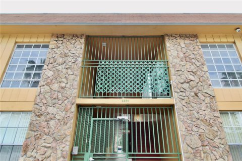 Снять в аренду квартиру в Майами, Флорида 1 спальня, 1355.07м2, № 2050858 - фото 13